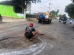 Penambalan jalan di Kabupaten Blitar menuju Kota Blitar. (Calvin BT)