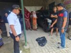 Petugas saat evakuasi bayi yang terbungkus kresek di Mojosarirejo Gresik