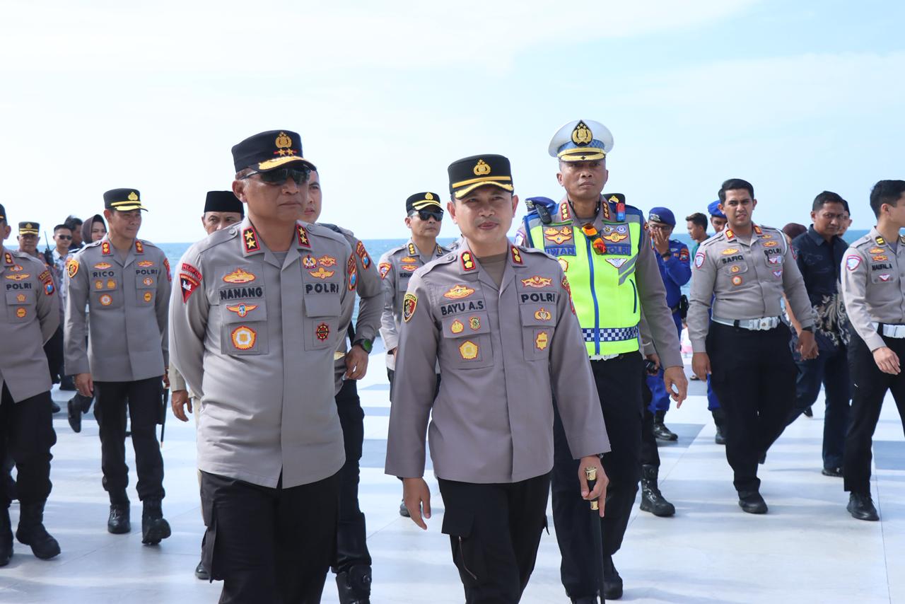 Kapolda Jatim Irjen Pol Nanang Avianto saat meninjau arus balik di Situbondo.