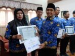 Wali Kota Pasuruan Adi Wibowo berikan penghargaan. Wali Kota Pasuruan Adi Wibowo berikan penghargaan.