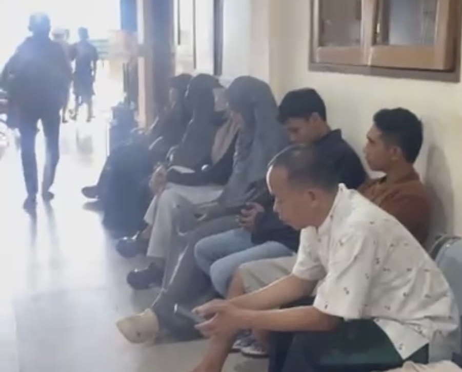 Pasien di Puskesmas Meninting Lombok Barat yang sedang antri mendapatkan pelayanan.