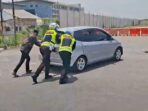 Anggota Satlantas Polres Gresik membantu mobil pemudik yang mogok