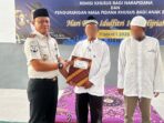 Kepala Rutan Kelas II B Gresik menyerahkan berkas remisi kepada warga binaan.