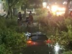 Mobil terperosok sungai lamongan