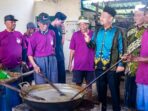 Bupati Gresik Fandi Akhmad Yani saat meninjau pembuatan Kolak Ayam Sanggring di Gumeno