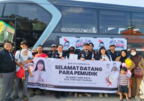 DPD PSI kota Surabaya saat menyambut kedatangan pemudik.