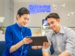 Customer service BRI sedang melayani masyarakat.