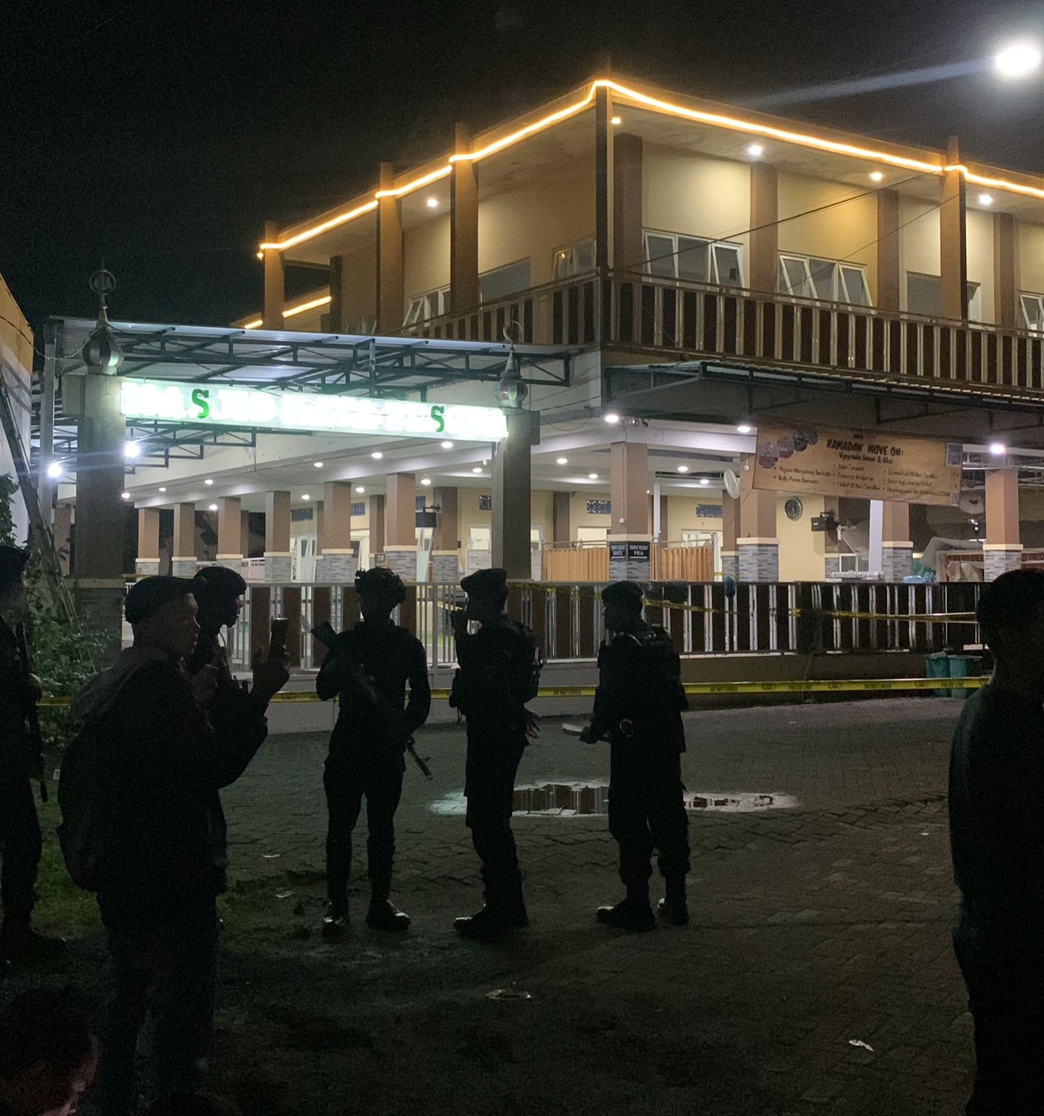 Polisi berjaga di lokasi Masjid Raya Pesona Jember.
