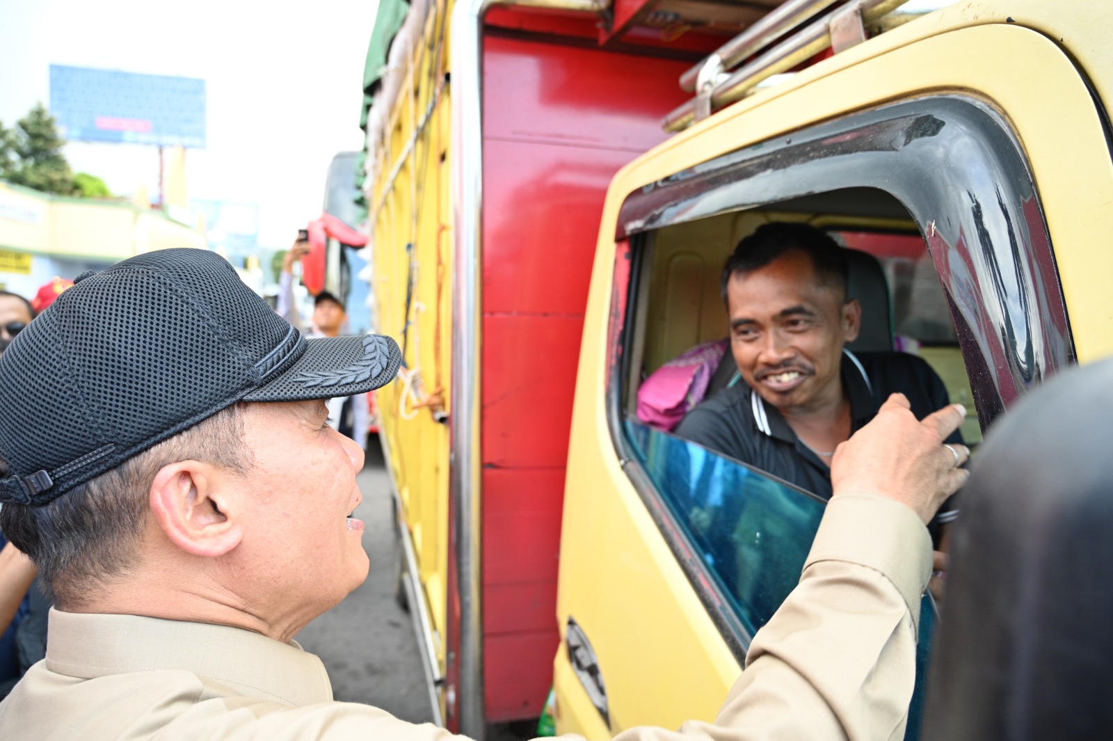 Bambang Haryo saat berdialog dengan sopir.