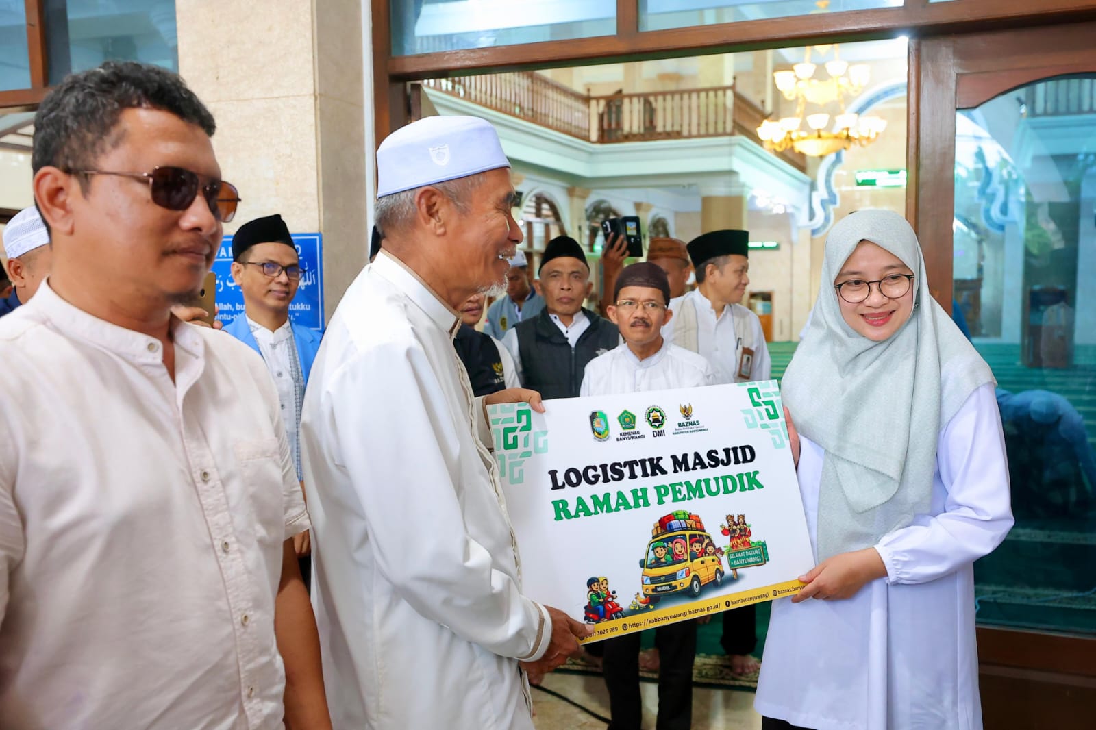 Bupati Banyuwangi Ipuk Fiestiandani didampingi Kepala Kemenag Banyuwangi Chaeroni Hidayat saat meresmikan Masjid Ramah Pemudik