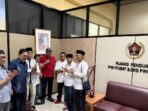 Ketua Umum PWI Pusat, H. Akhmad Munir (t-shirt merah) saat peresmian penggunaan ruang pengurus PWI Pusat dan Dewan Kehormatan (DK) PWI Jatim di Gedung PWI Jawa Timur.
