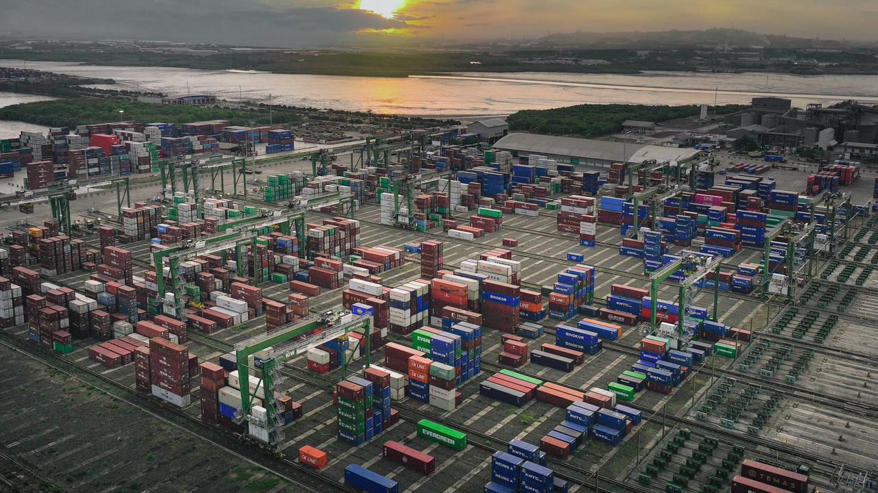 sejumlah pelayaran internasional di Terminal Petikemas (TPK) Lamong.