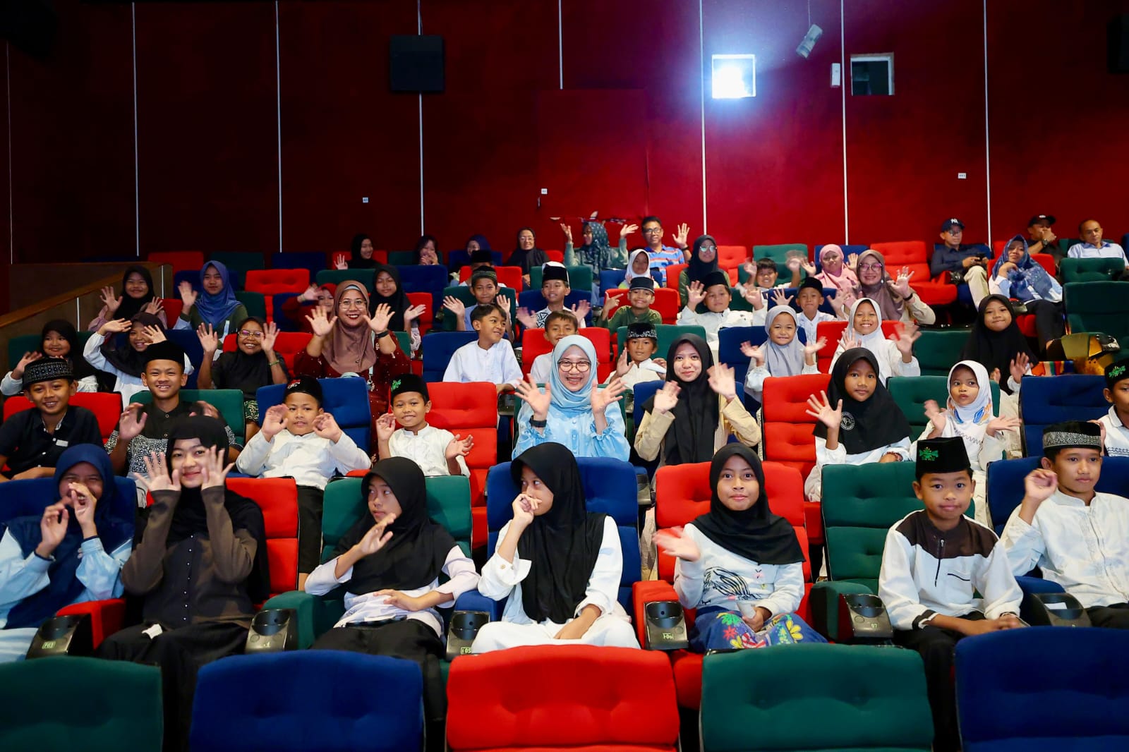 Bupati Ipuk Nobar Film Na Willa Bersama Puluhan Anak Yatim Banyuwangi