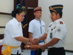 Kepala Lapas Banyuwangi, I Wayan Nurasta Wibawa saat menyerahkan surat remisi kepada warga binaan.