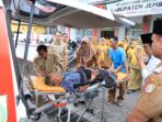 Tim medis melakukan pertolongan kepada masyarakat.