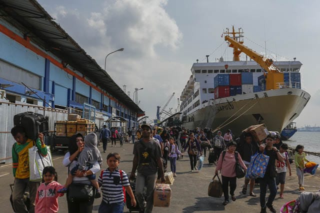 Kesibukan penumpang di Pelabuhan Tanjung Perak Surabaya