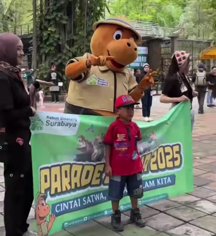 Surabaya Lengang, Ribuan Wisatawan Serbu Parade Satwa KBS 1 Suasana wisata Kebun Binatang Surabaya.