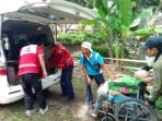 Proses evakuasi lansia oleh PMI Jember.