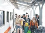 Suasana Naik Turun Penumpang KA Ijen Ekspres di Stasiun Jember. (Ist)