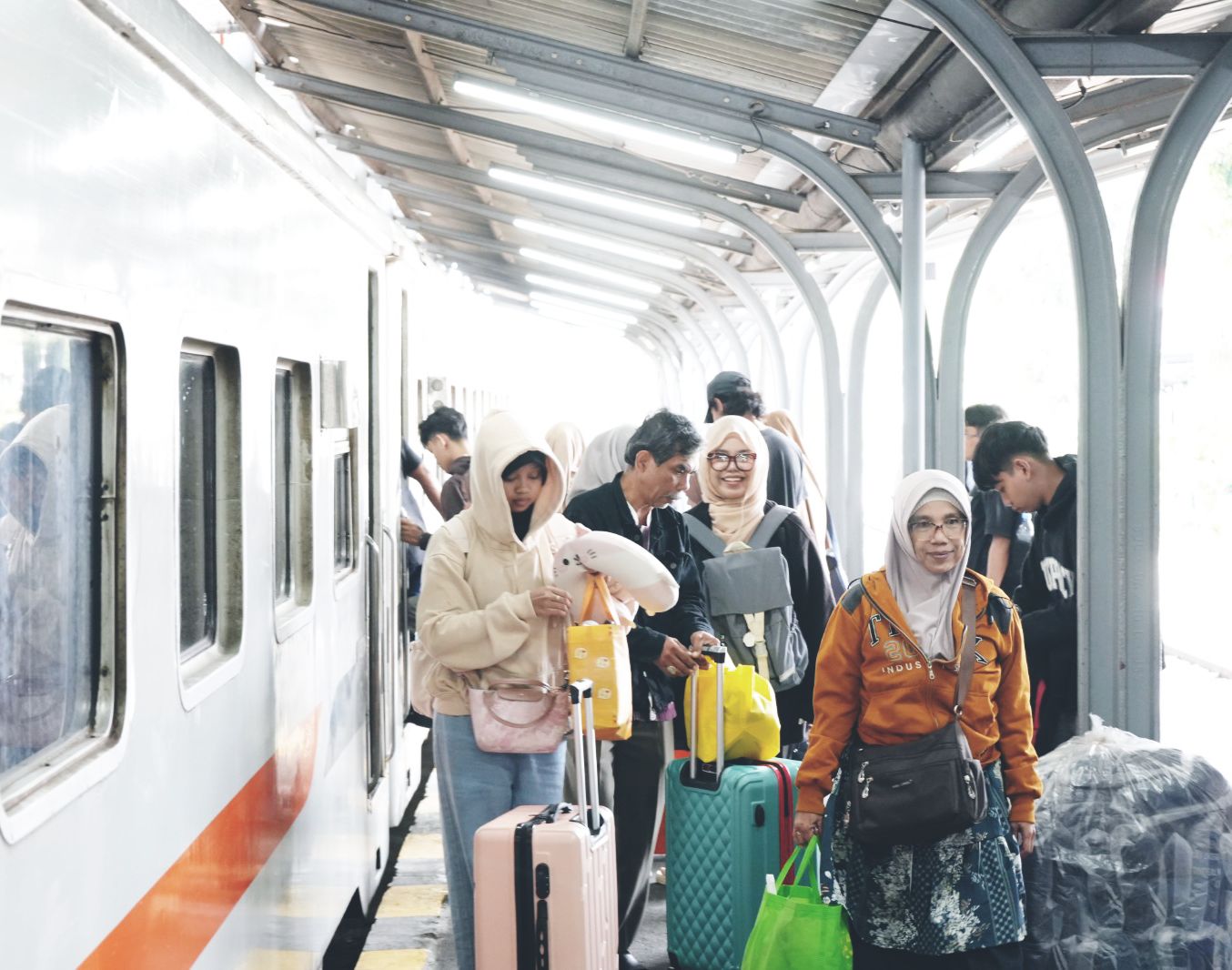 Suasana Naik Turun Penumpang KA Ijen Ekspres di Stasiun Jember. (Ist)
