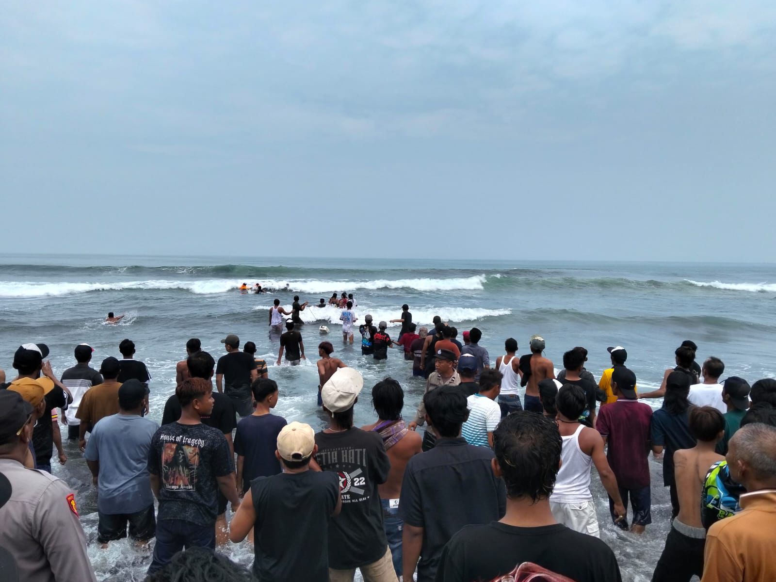 Wisatawan dan petugas berusaha menyelamatkan korban. (Ist)