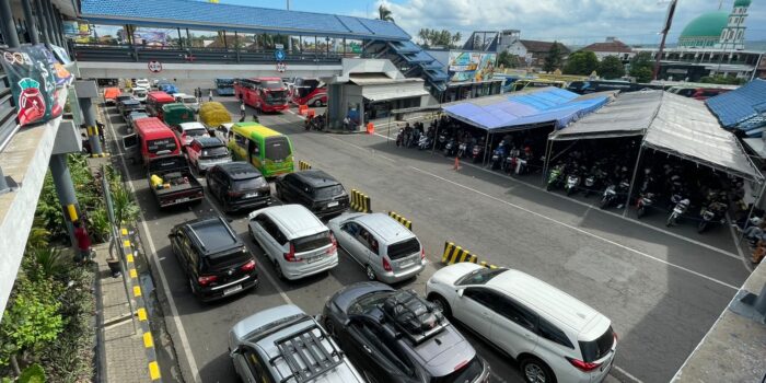 Kemacetan panjang menuju Pelabuhan Ketapang