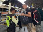 Petugas KAI Daop 8 Surabaya melayani wisatawan asing.