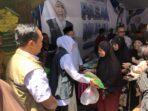 Gubernur Jatim Khofifah Indar Parawansa saat meninjau Pasar Murah di Gresik.