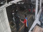 Tangkapan layar rekaman CCTV seorang satpam menganiaya karyawan indomaret di Gresik.