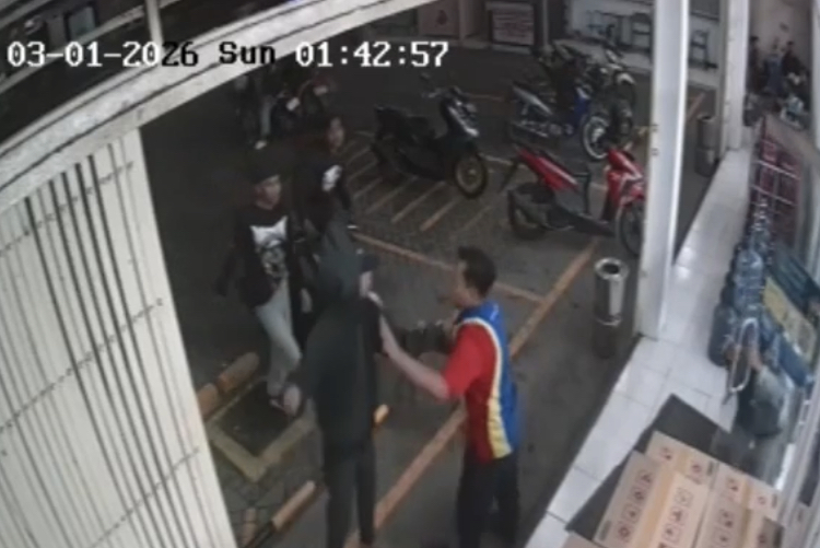 Tangkapan layar rekaman CCTV seorang satpam menganiaya karyawan indomaret di Gresik.