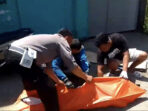 Evakuasi korban tabrak lari di Menganti, Gresik.