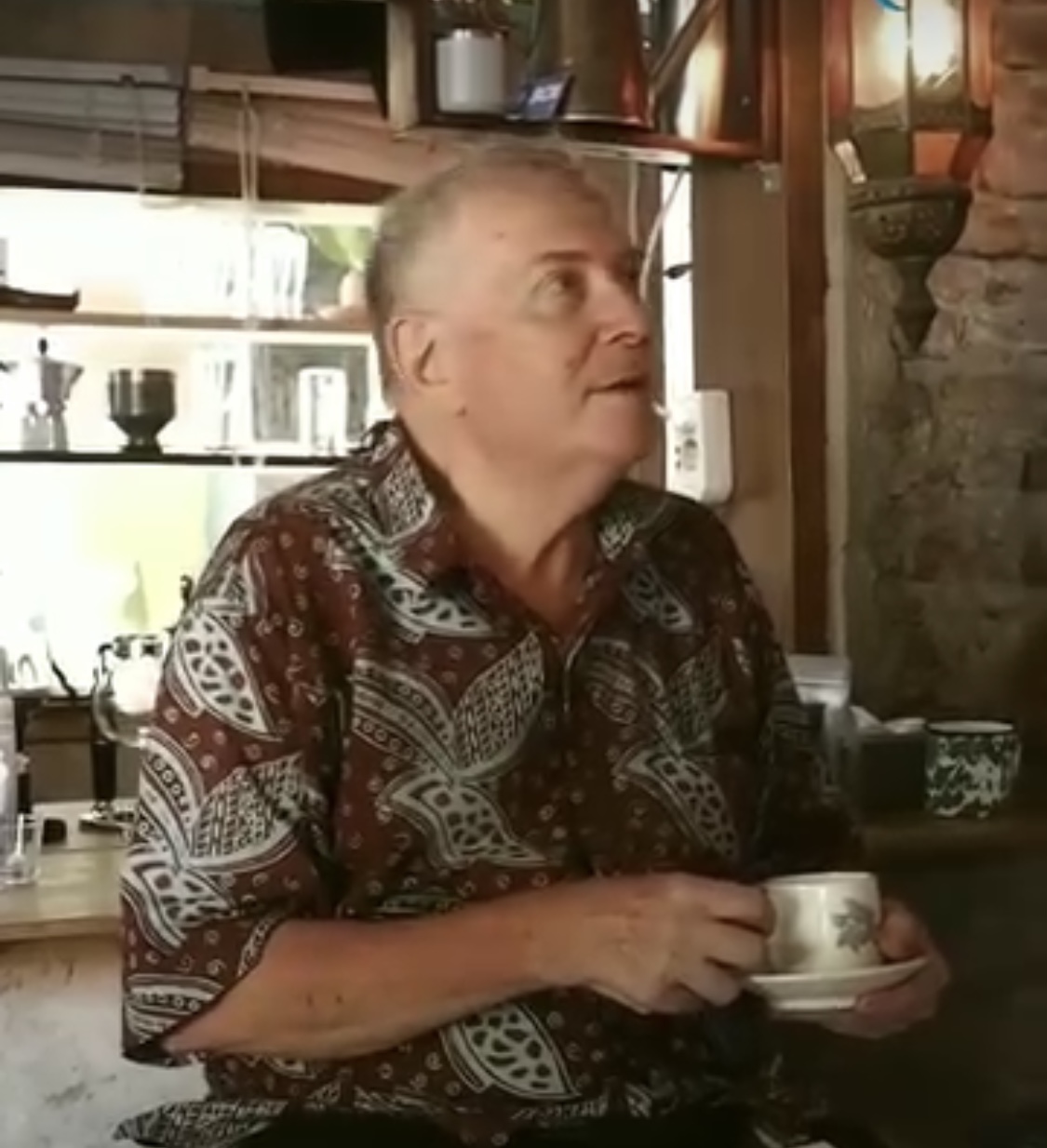 Salah satu turis Eropa saat berkunjung ke Kedai Peti Kopi GM Gresik