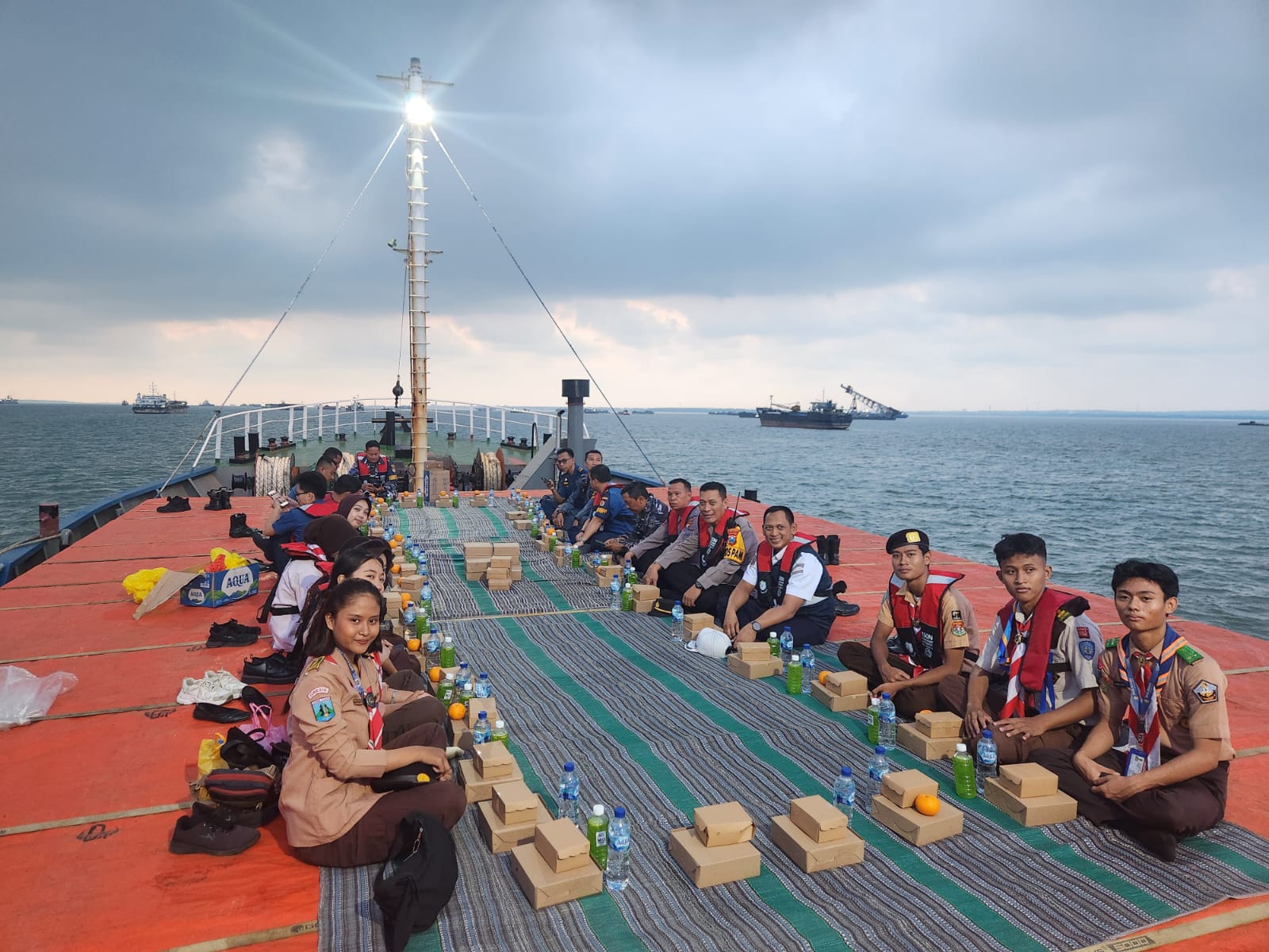 Patroli dan buka puasa di atas kapal perairan Gresik untuk memastikan arus mudik jalur laut aman dan lancar.
