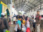 Penumpang di stasiun kereta api surabaya