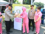 Ketua Bhayangkari Cabang Gresik Ny. Yanggi Pratama bersama Kapolres AKBP Ramadhan Nasution memberikan hampers lebaran kepada personel pengamanan mudik Lebaran 2026.