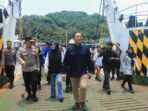 Gubernur NTB Lalu Muhammad Iqbal didampingi Kapolda NTB Irjen Pol Edy Murboyo dan anggota Forkopimda saat melepas mudik gratis di Pelabuhan Penyeberangan Lembar
