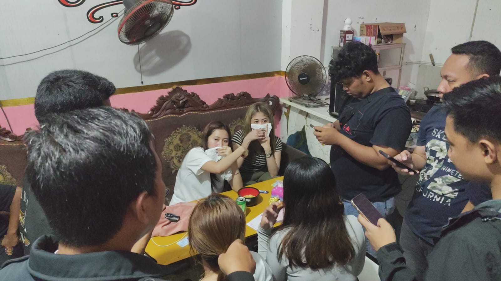 Penindakan warung karaoke di Desa Banjarsari, Kecamatan Cerme, Gresik