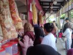Pembeli membludak di toko kue kering Jalan Dermojoyo Nganjuk.