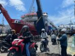 Pemudik di penyeberangan Banyuwangi.