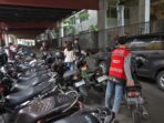 Suasana Parkir salah satu pertokoan di Surabaya.