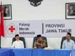 Ketua PMI Jatim Imam Utomo (tengah) didampingi Sekretaris PWI Jatim Syaiful Anam (kanan), dan Fatah Yasin (kiri)